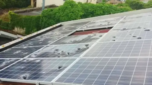 tetto-casa-con- danni-da-grandine-su-pannelli-fotovoltaici Tetto con pannelli fotovoltaici danneggiati dalla grandine ripreso da un drone