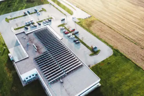Il tetto di un'azienda con un impianto fotovoltaico.