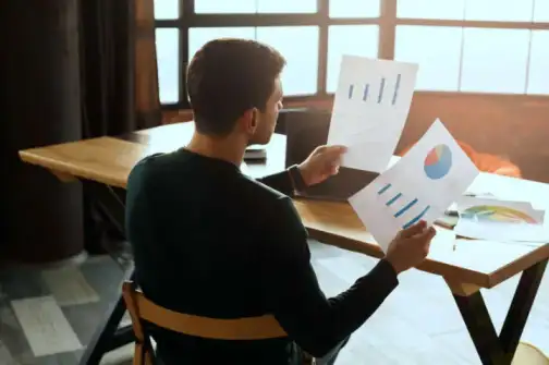 specialista che controlla grafici per un bando pubblico