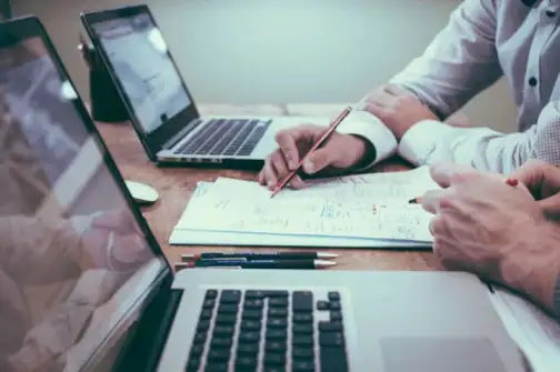 consulente che spiega a degli appunti