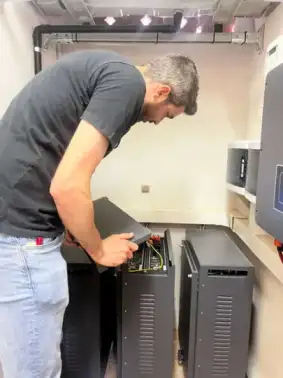 Un tecnico verifica il corretto funzionamento di un accumulatore