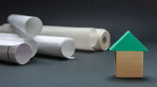 modello-e-progetto-della-casetta-con-tetto-2 Modellino di una casa e documenti vari come simbolo di vendita di energia prodotta