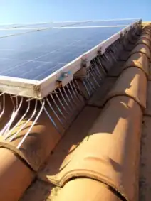 dettaglio-pettine-dissuasore-per-volatili-su-pannello-fotovoltaico Particolare di un pettine dissuasore anti piccione