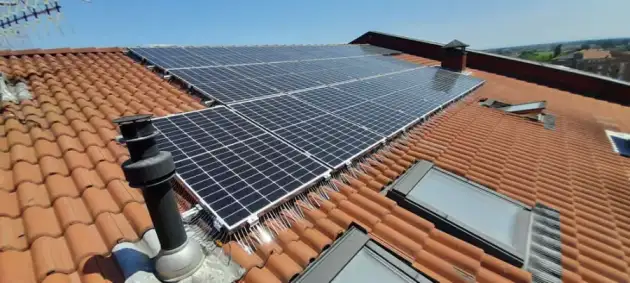 pettine-dissuasore-per-volatili-su-pannello-fotovoltaico Barriere anti piccione sui pannelli installati su un tetto di una casa