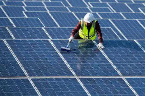 pulizia-pannelli-solari-consult-group-impianto-fotovoltaico-manutenzione-consulenza Operaio che pulisce i pannelli fotovoltaici di una casa