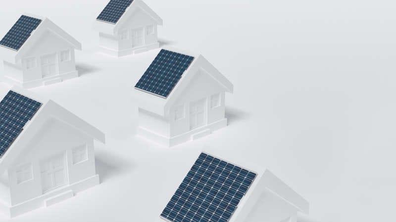 Modelli di casa con pannelli come simbolo delle esigenze di un progetto