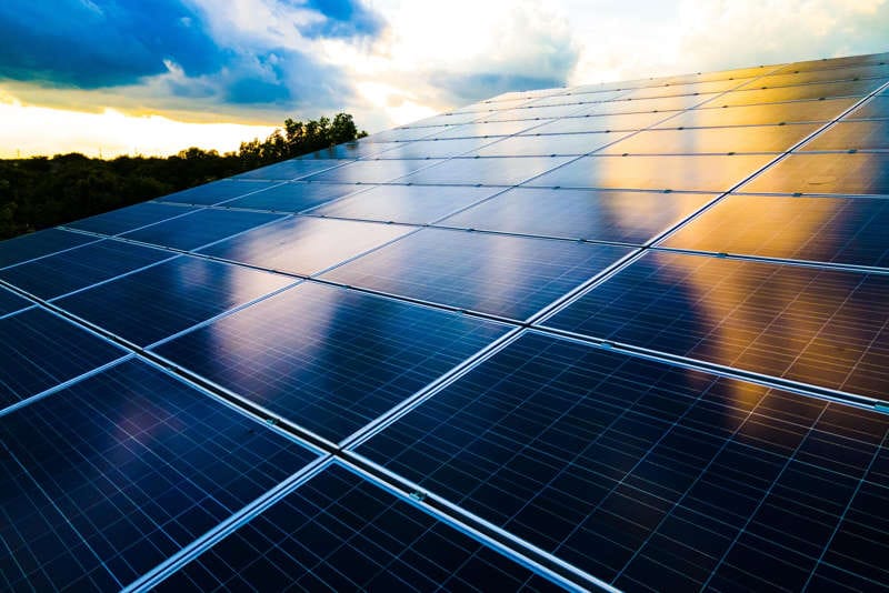 Pannelli fotovoltaici al tramonto