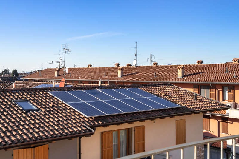 Pannelli fotovoltaici sul tetto di una casa