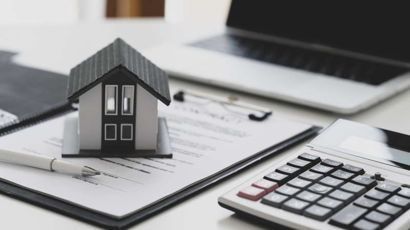 penna-e-modello-casa-posizionato-su-documenti-di-contratto