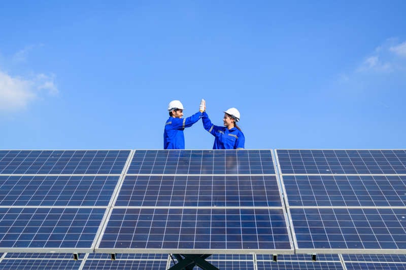 Operai soddisfatti per aver montato pannelli fotovoltaici