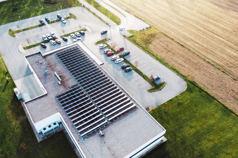 Il tetto di un'azienda con un impianto fotovoltaico.